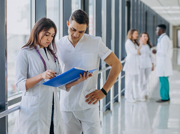 Due medici che leggono un report in un ambiente ospedaliero